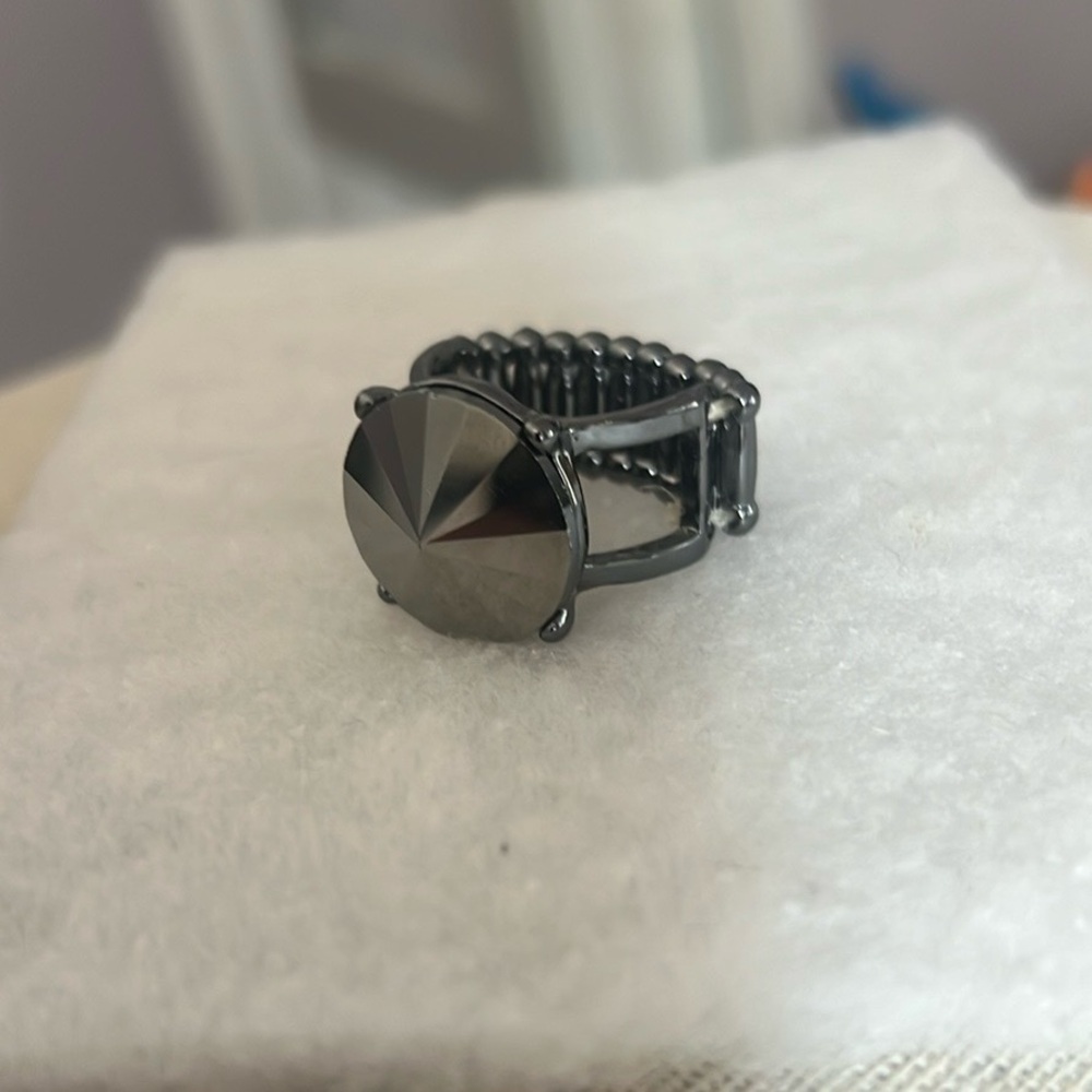 Chic Silver Pyramid Ring - Picture 3 of 3
